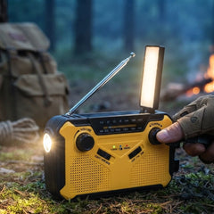 Radio de Survie Outdoor Solaire 3000 mAh posée en pleine nature