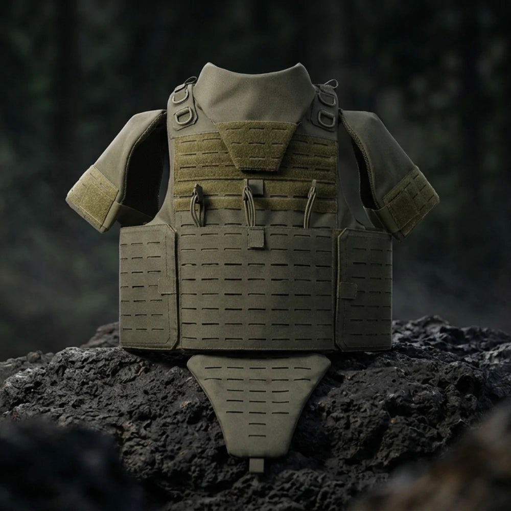 Gilet Tactique Haute Protection posé sur un rocher en forêt sombre