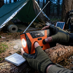 Radio de survie RETEKESS HR12W posée en pleine nature