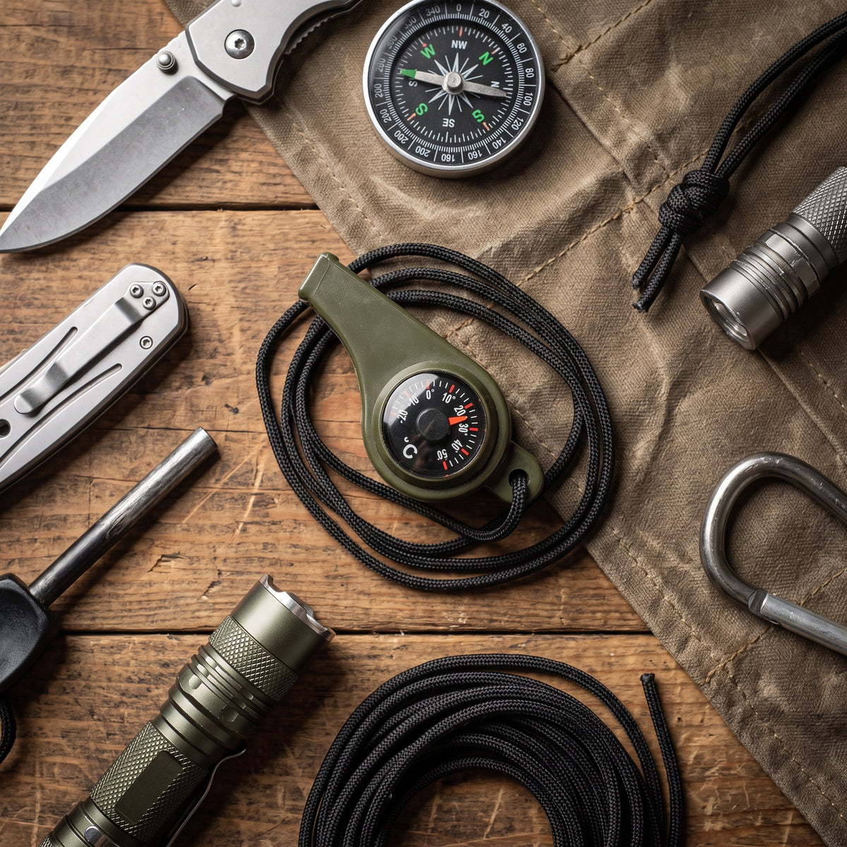 Sifflet de Survie 3 en 1 — Flat lay EDC